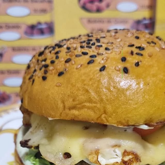 Hambúrguer Amarelo Egg com queijo derretido