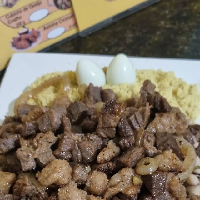 Arrumadinho de charque com feijão verde e vinagrete
