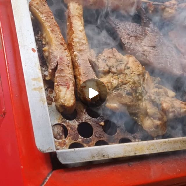 Carnes assando na brasa da casa
