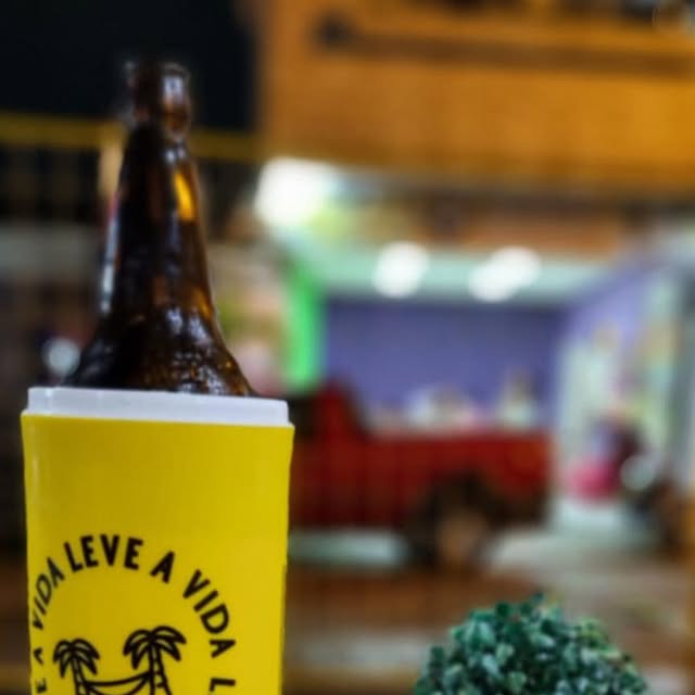 Garrafa de cerveja gelada na mesa do bar